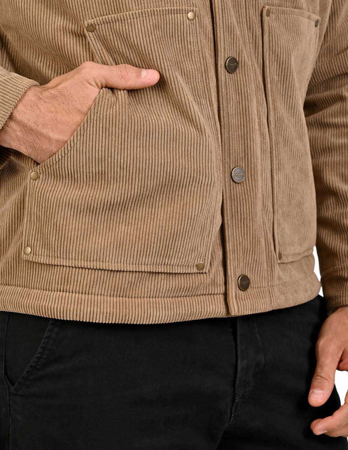 Chamarra trucker WRANGLER para caballero confeccionada en tela con apariencia de pana.